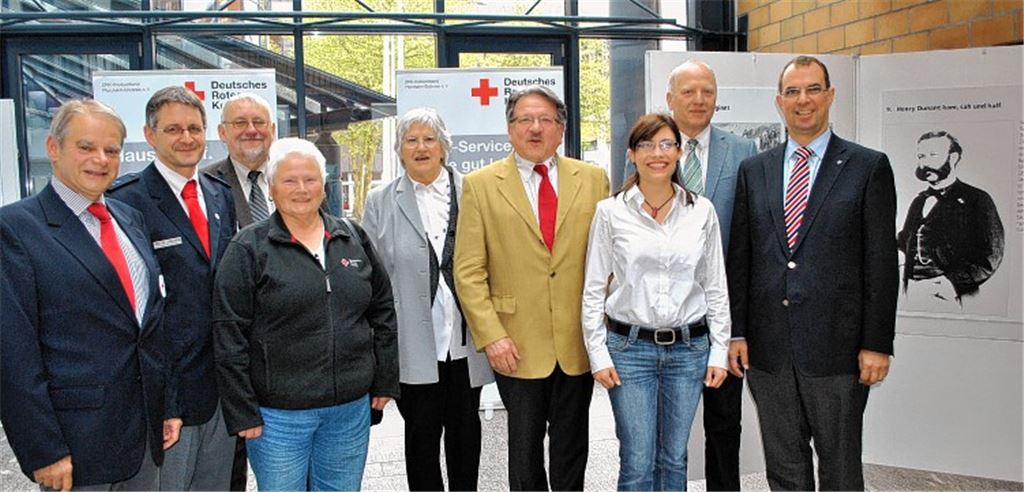 Zur Eröffnung der Ausstellung im Foyer des Rathauses begrüßt der Kreisvorsitzende Professor Wolfgang Kramer (4.v.re.) Oberbürgermeister Frank Schneider, DRK-Kreisgeschäftsführer Werner Hänlein, DRK-Referentin Katharina Beck, DRK-Heimfürsprecherin Erika Gerlach, die stellvertretende Vorsitzende des DRK-Ortsvereins Neuenbürg, Rita Klee, den stellvertretenden DRK-Kreisgeschäftsführer Roland Peyer, den Vorsitzenden des Ortsvereins Maulbronn, Professor Thomas Haalboom, und den stellvertretenden Vorsitzender des DRK-Ortsvereins Mühlacker, Rolf Single (v.re.). 