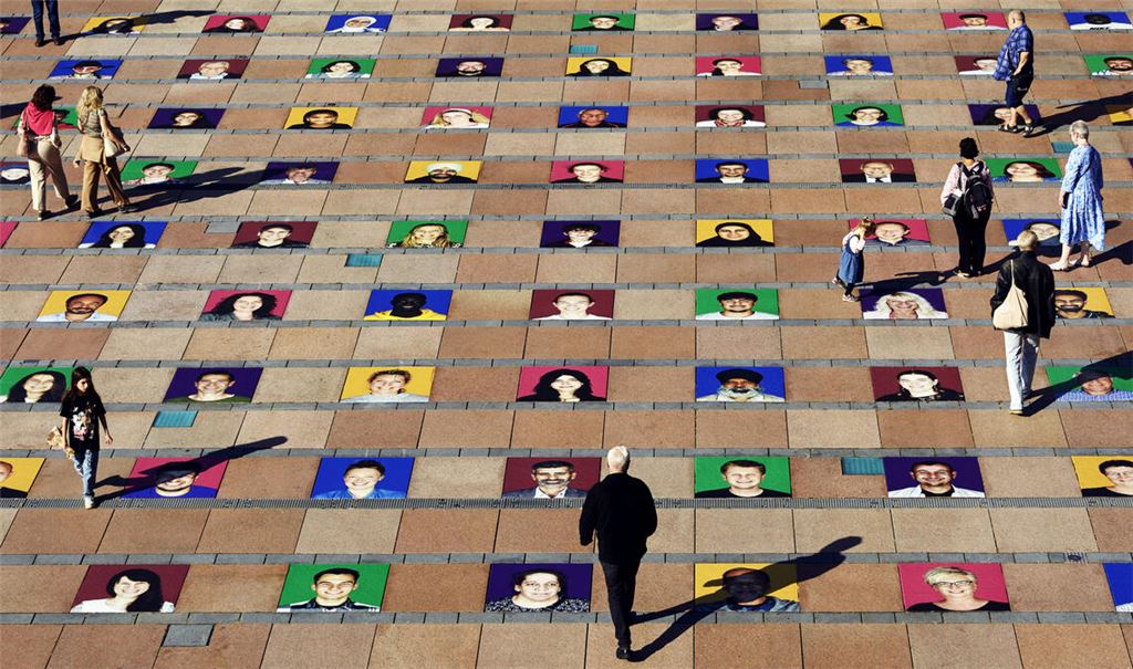 Zur Interkulturellen Woche hat das Künstler-Duo Wendel/Dewijze in Pforzheim den „Platz der Farben“ auf dem Marktplatz gestaltet. Fotos: The Artpole