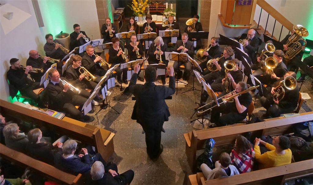 Zur Jahreslosung: Der Posaunenchor Schmie-Maulbronn konzertiert am Sonntagabend in der voll besetzten Dieboldskirche. Foto: Friedrich