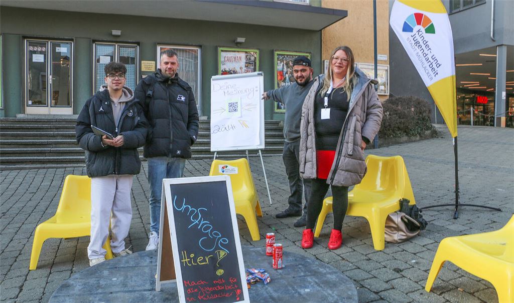 Zur Jugendbefragung am Erich-Fuchslocher-Platz präsent sind (v. li.) Tiziano Pesco, Jan-Philipp Gerse, Zeynel Alkan und Nathalie Pavan. Fotos: Wewoda
