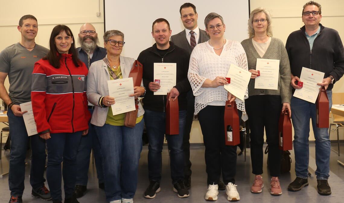 Zur Nachahmung empfohlen: Die Geehrten mit ihren Urkunden sind Vorbilder für die Gesellschaft. Foto: Disselhoff