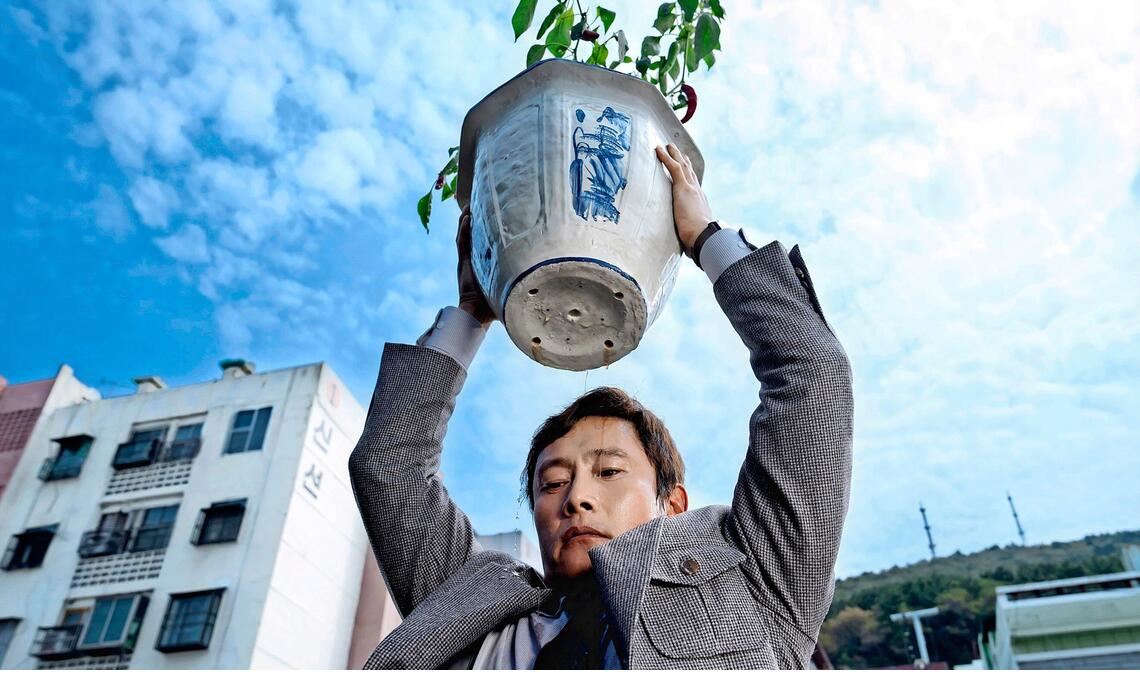 Zur Not geht’s auch mit dem Blumenkübel: Man-soo (Lee Byung-hun) in „No Other Choice“