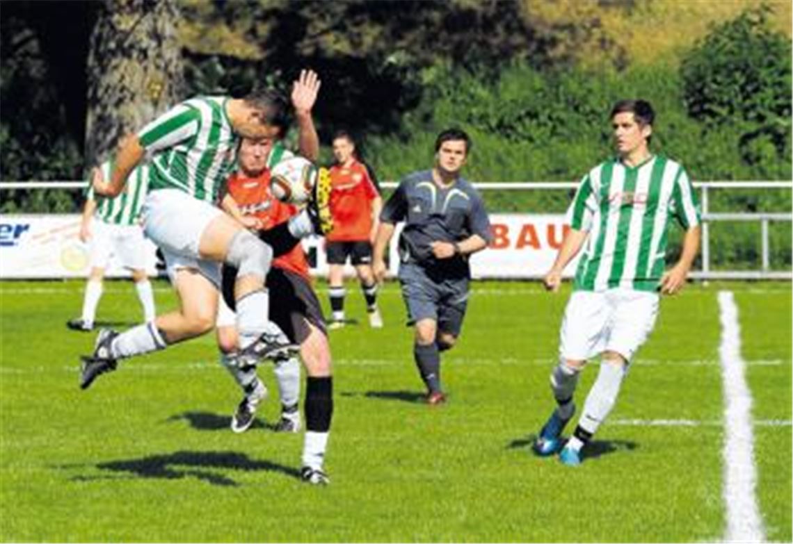 Zur Not mit dem Kopf durch die Wand: Nach dem Fußballkrimi in Mühlhausen (im Bild) steht dem SV Sternenfels (gestreifte Trikots) in Enzweihingen erneut ein Endspiel bevor. Foto: Fotomoment