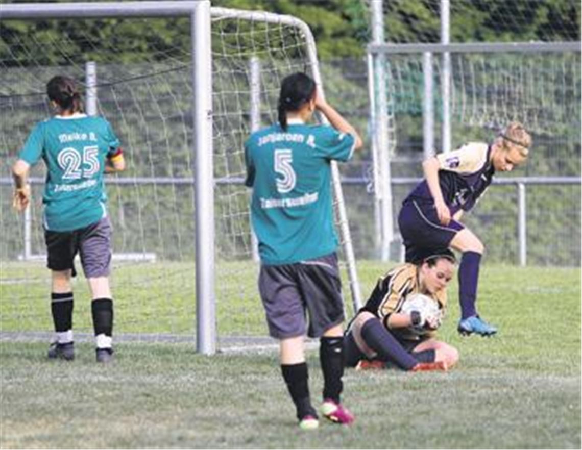 Zur Not wirft sich Tanja Scheytt auch zwischen die Beine der Gegnerinnen. Etliche Großchancen macht die Spvgg-Torhüterin zunichte.
Foto: Eigner