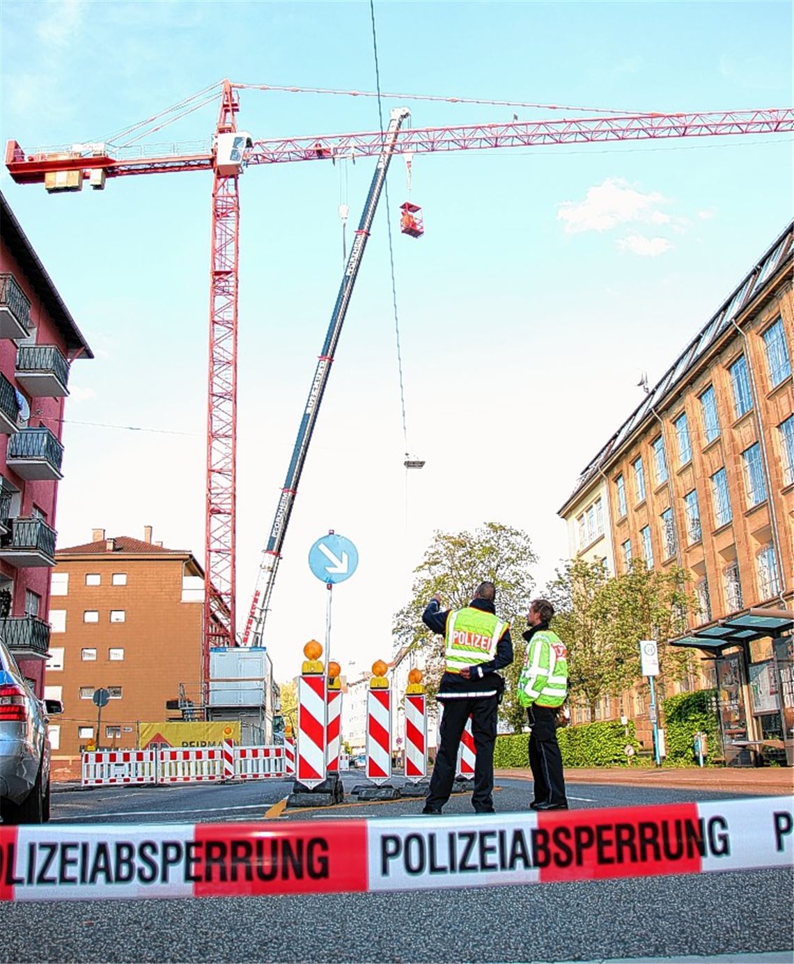 Zur Sicherheit ist das Gebiet rund um den Kran weiträumig abgesperrt. 
