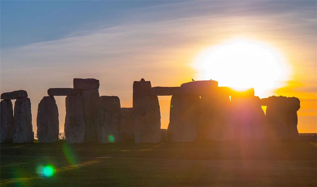Zur Sommersonnenwende – in diesem Jahr am 20. Juni –  geht die Sonne exakt hinter dem  „Heel Stone“ auf, dem Eingang zu dem jahrtausendealten, weltbekannten Steinkreis von Stonehenge. Die Sonnenstrahlen fallen in die Mitte des Monuments. Die Steine sind exakt auf den Sonnenstand der Sommer- und Wintersonnenwende ausgerichtet.