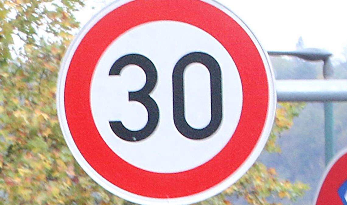 Zur Verbesserung der Verkehrssituation und damit auch zur Reduzierung des Straßenverkehrslärms fordert der VCD einheitlich Tempo 30 auf allen Straßen. Symbolfoto: Archiv
