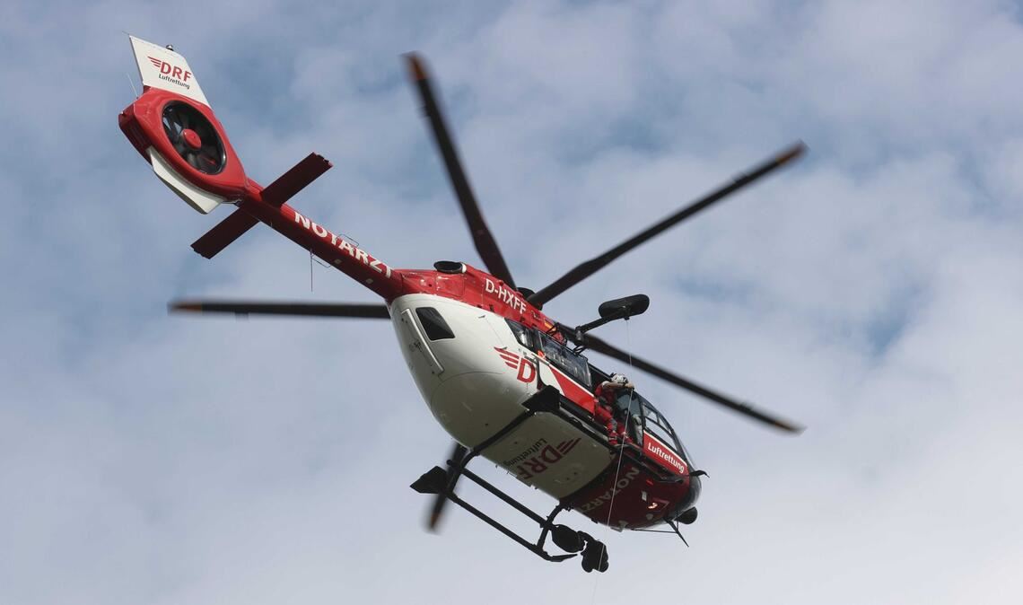 Zur Versorgung der Verletzten war auch ein Hubschrauber auf der Autobahn. (Symbolbild)