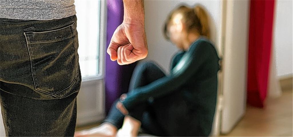 Zur häuslichen Gewalt zählt nicht nur das Schlagen. Auch Bedrohungen, Beschimpfungen oder Demütigungen gehören unter anderem dazu.