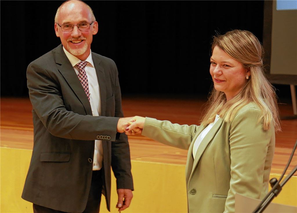 Zur offiziellen Einsetzung der neuen Bürgermeisterin Antonia Walch gibt es ganz Corona-konform einen „Fist Bump“ mit ihrem ehrenamtlichen Stellvertreter Klaus Riekert.Foto: Huber