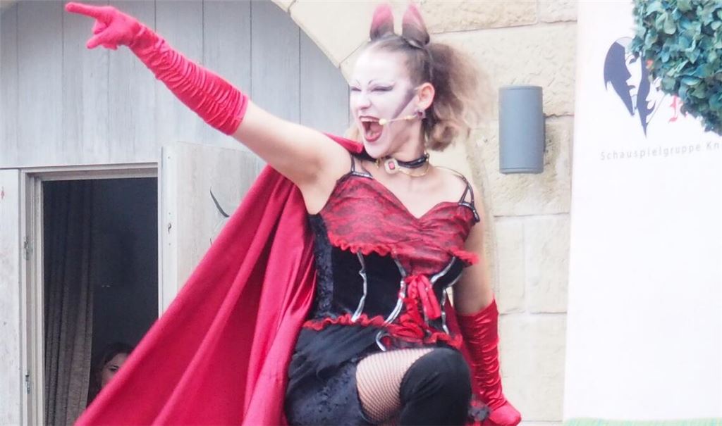 Zur rockigen Melodie von „Highway to Hell“ begeistert Jessica Leger in einem perfekten schwarz-roten Kostüm als Teufelin mit einer starken Bühnenperformance. Fotos: Müller