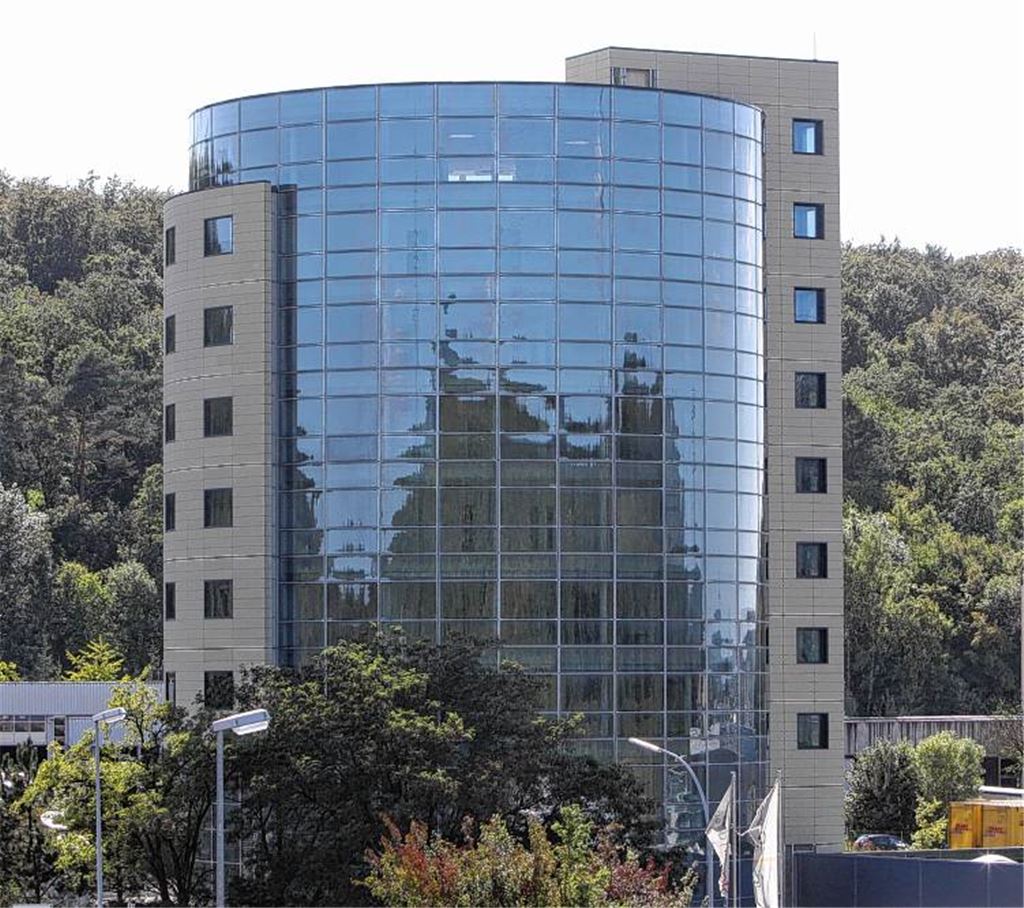 Zurück auf Los! Am markanten Mühlacker Büroturm im alten Industriegebiet könnten schon bald wieder Handwerker arbeiten. 