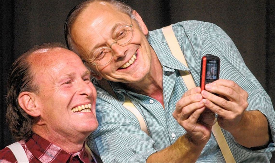 Zurück auf der Bühne und am Nabel der Zeit: Die Gebrüder Grätig machen bei ihrem ersten Auftritt einen Selfie von sich.