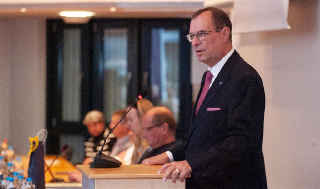 Zurück im Ratssaal: Mühlackers OB Frank Schneider. Foto: Fotomoment