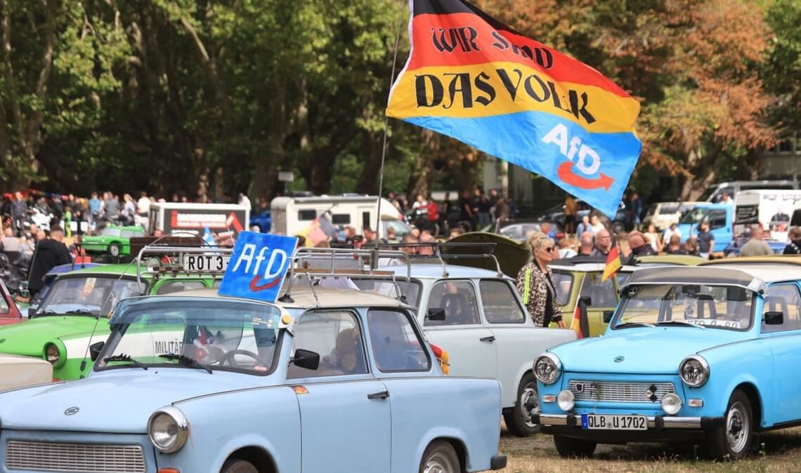 Zurück in die Vergangenheit? Im Wahlkampf lud Sachsen-Anhalts AfD-Spitzenkandidat Siegmund zu einer Ausfahrt mit Simson-Mopeds nach Quedlinburg ein. Trabis und „das Volk“ waren auch da.