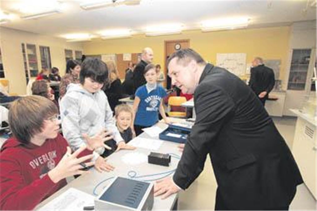 Zurück zu den (schulischen ) Wurzeln: Ministerpräsident Stefan Mappus besucht gemeinsam mit Kultusministerin Marion Schick (links hinten, leicht verdeckt) den Physik-Unterricht der Klasse 7c und unterhält sich mit den Schülern (v. li.) Nils Rust, Leon Peskos, Clemens Pester und Jasmin Zischka, die sich gerade mit der Optik und der Lichtbrechung beschäftigen. 
Foto: Tilo Keller