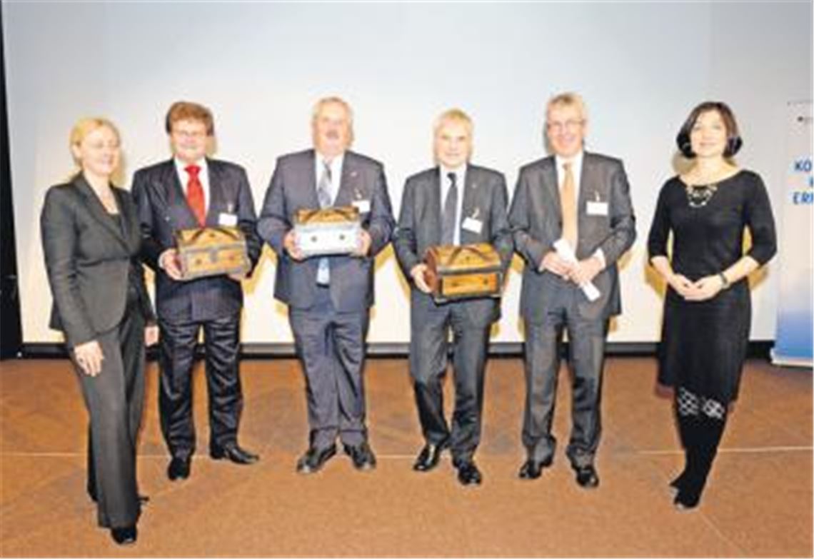 Zusätzlicher Ansporn: Wiernsheims Bürgermeister Karlheinz Oehler (2. v. li.) mit Cornelia Rösler vom Deutschen Institut für Urbanistik, dem Bürgermeister der ebenfalls preisgekrönten Stadt Baesweiler, Professor Dr. Willi Linkens, dem Umweltreferenten des Preisträgers Nürnberg, Dr. Peter Pluschke, Norbert Portz vom Deutschen Städte- und Gemeindebund und Katherina Reiche, Staatssekretärin im Bundesumweltministerium (v. li.). Foto: Servicestelle Kommunaler Klimaschutz