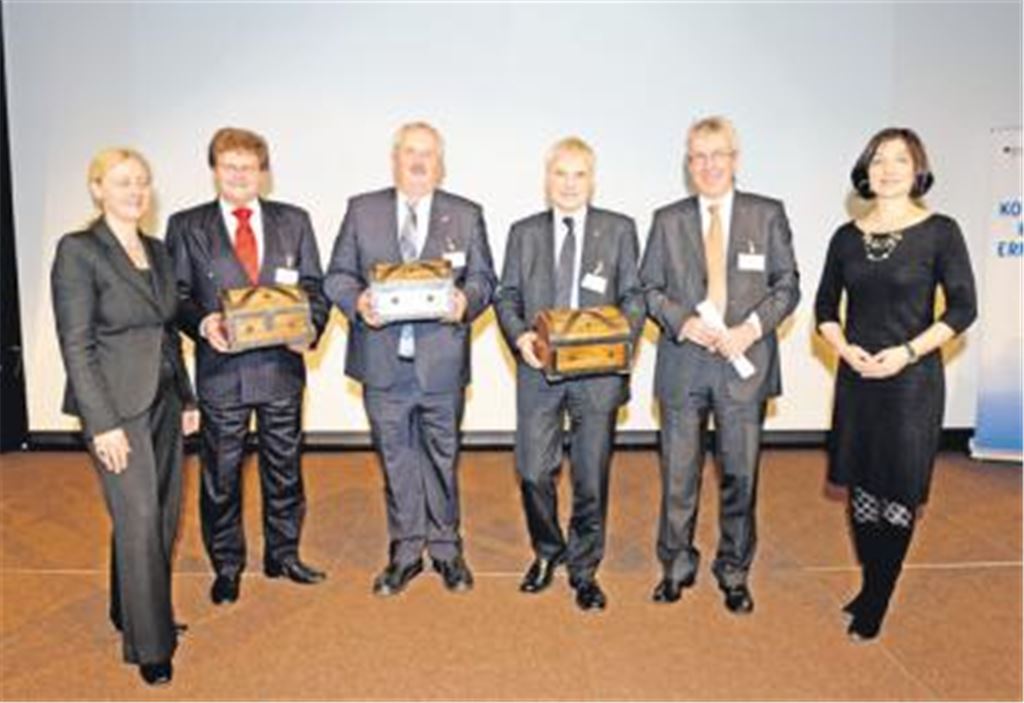 Zusätzlicher Ansporn: Wiernsheims Bürgermeister Karlheinz Oehler (2. v. li.) mit Cornelia Rösler vom Deutschen Institut für Urbanistik, dem Bürgermeister der ebenfalls preisgekrönten Stadt Baesweiler, Professor Dr. Willi Linkens, dem Umweltreferenten des Preisträgers Nürnberg, Dr. Peter Pluschke, Norbert Portz vom Deutschen Städte- und Gemeindebund und Katherina Reiche, Staatssekretärin im Bundesumweltministerium (v. li.). Foto: Servicestelle Kommunaler Klimaschutz