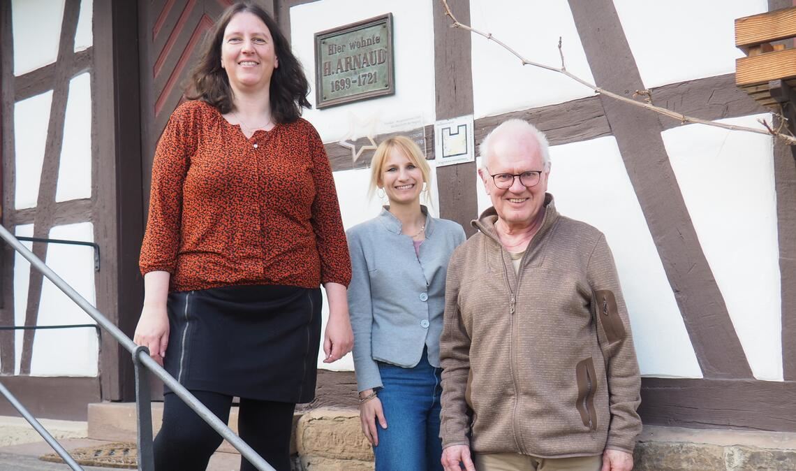 Zusammen mit Karina Beck (li.) und seiner Nachfolgerin Daniela Falz freut sich Dr. Albert de Lange über seine wertschätzende Verabschiedung. Foto: Müller