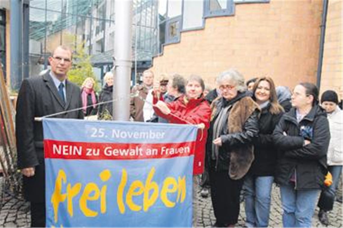 Zusammen mit OB Schneider (li.) wird die Fahne am internationalen Tag gegen Gewalt an Frauen vor dem Mühlacker Rathaus gehisst.
Foto: Franz