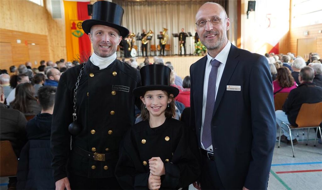Zusammen mit Schornsteinfeger Jörg Harlacher und Sissi begrüßt der Ölbronn-Dürrner Bürgermeister Norman Tank zum ersten Mal die Gäste beim Neujahrsempfang. Foto: Roller