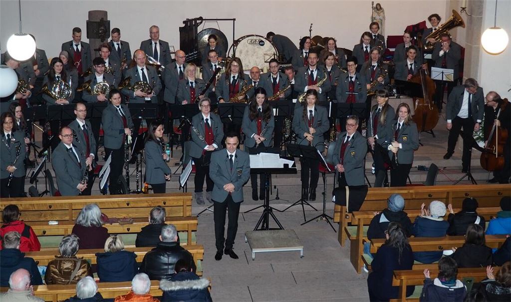 Zusammen mit den Musikerinnen und Musikern freut sich Stadtmusikdirektor Zhivko Peshev über ein gelungenes Kirchenkonzert und den lang anhaltenden Applaus.