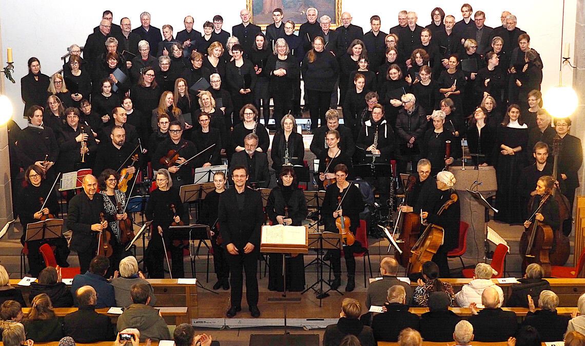 Zusammen mit den Sängerinnen und Sängern des Chores der Kantorei Maulbronn und den Mitgliedern des Kantatenorchesters freut sich Bezirkskantor Thorsten Hülsemann (links neben Notenständer) über ein gelungenes Weihnachtskonzert. Foto: Müller