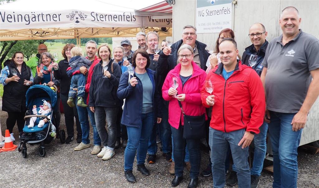 Zusammen mit ihren Gästen freuen sich der WG-Vorsitzende Stefan Exner, Aufsichtsratsmitglied Georg Exner und Wein-Scout Markus Werner (v. re.) auf die Weinbergtour. Fotos: Müller