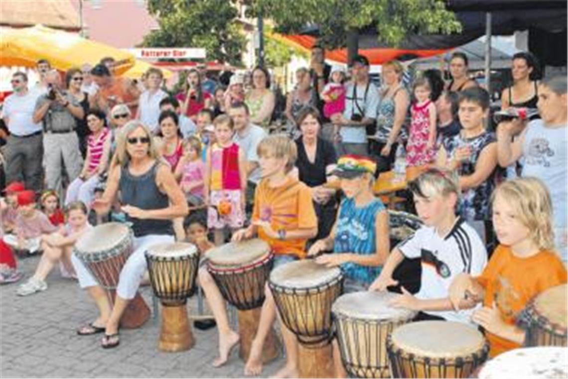 Zusammen sind wir bunt, singen die Trommler der Lomersheimer Wendlerschule, die mit ihrem Auftritt für den ersten von vielen Farbtupfern sorgen.
Foto: Stahlfeld