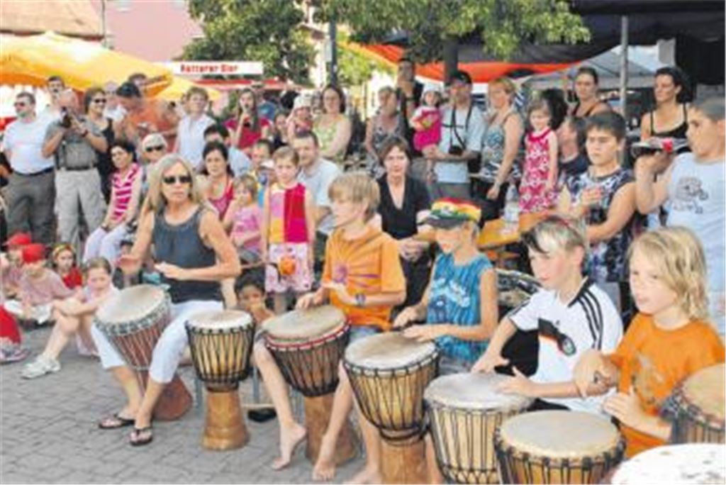 Zusammen sind wir bunt, singen die Trommler der Lomersheimer Wendlerschule, die mit ihrem Auftritt für den ersten von vielen Farbtupfern sorgen.
Foto: Stahlfeld