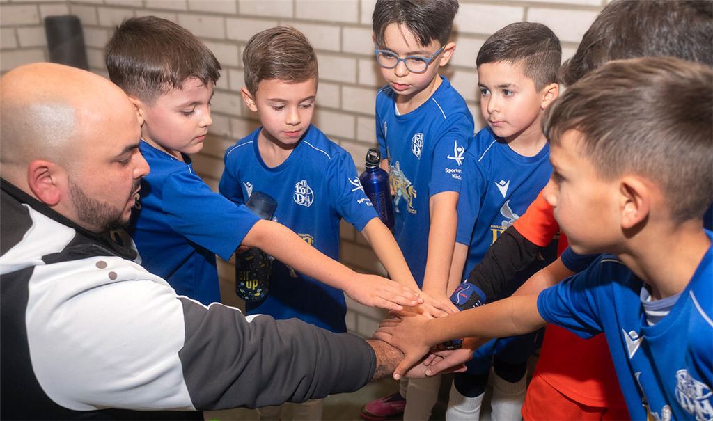 Zusammenhalt auch in der Niederlage zeigen die F-Jugendlichen der 08 Sender Kickers mit Trainer Orkan Okudan beim eigenen Turnier in der Enztalsporthalle. Fotos: Fotomoment.