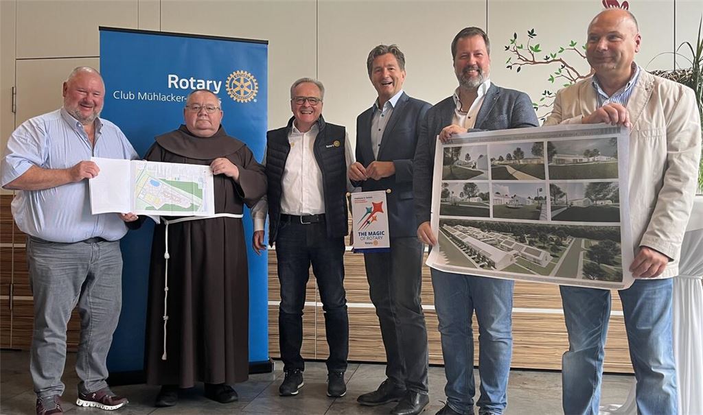 Zusammenhalt bekräftigt: Pater Jan vom Franziskaner-Orden im ukrainischen Lwiw (2.v.li.) ist zu Gast beim Treffen des Rotary Clubs Mühlacker-Enzkreis. Foto; privat
