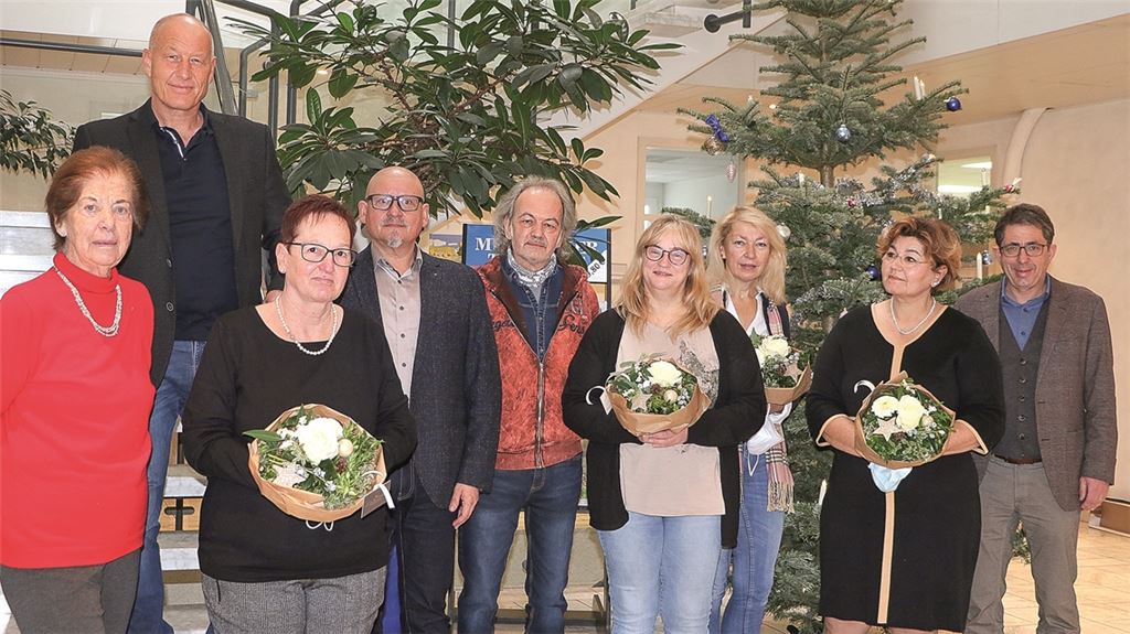 Zusammenkunft im Verlagshaus am Kißlingweg: Brigitte Wetzel (li.) und Hans-Ulrich Wetzel (re.) bedanken sich bei Thomas Eier (ab 2.v.li.), Heidrun Rau, Jochen Elmer, Rüdiger Oehler, Dagmar Oehler, Martina Kowalski und Hanim Uludag.Foto: Deeg