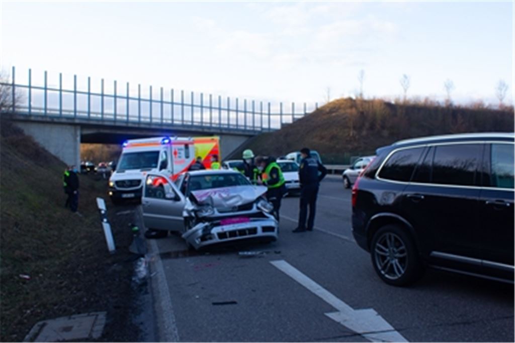 Zusammenprall unweit der A8 fordert Verletzte. Foto: Einsatz-Report 24