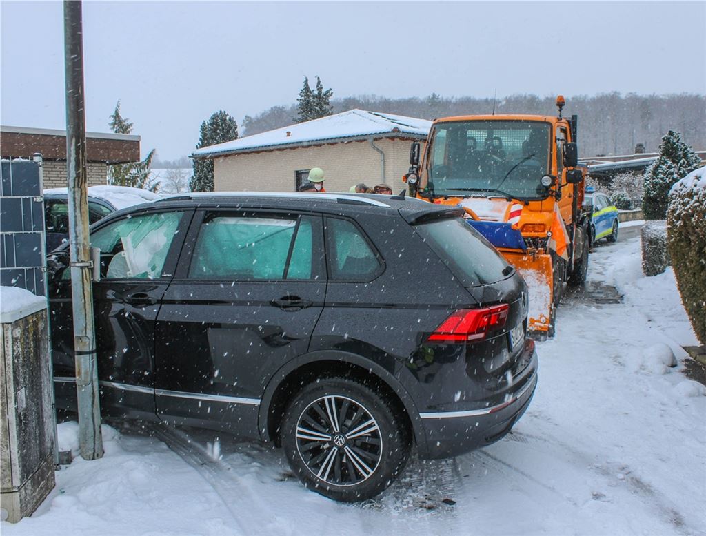 Zusammenstoß auf dem verschneiten Birkenweg in Wiernsheim.Einsatz 24