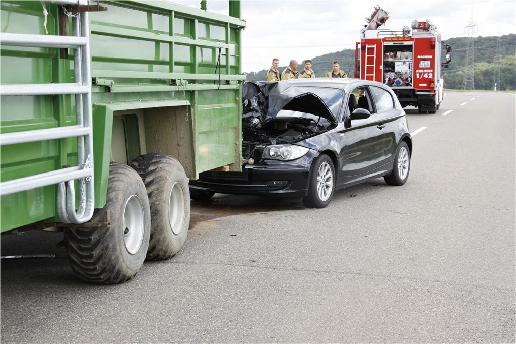 Bauschlott: Verkehrsunfall Pkw vs. Traktor - 2 Leichtverletzte