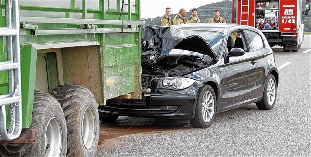 BMW prallt in Traktor-Gespann