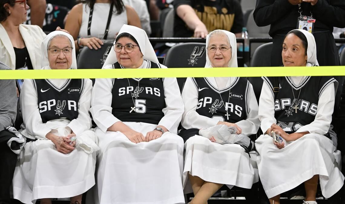 Zuschauer verfolgen ein NBA-Basketballspiel.