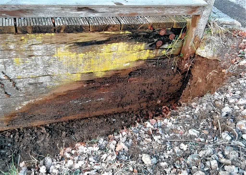 Kanalbrücke in Enzberg gesperrt