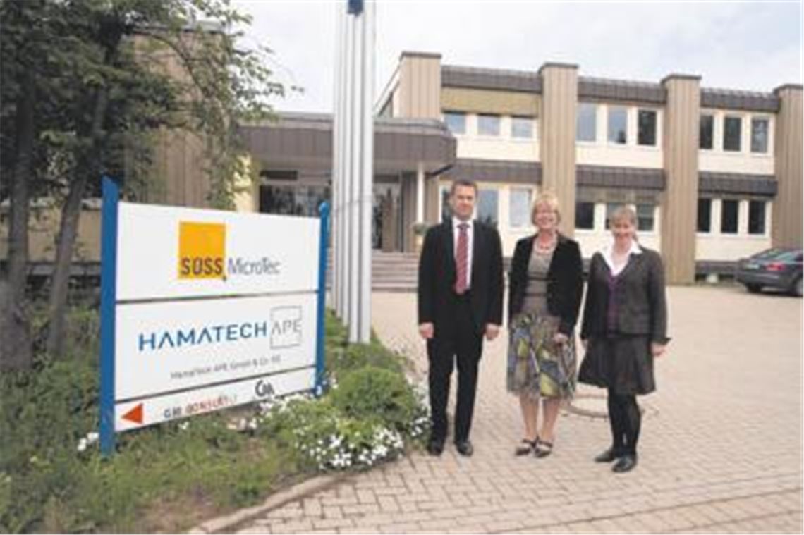 Zuversicht nach Übernahme (v. li.): Süss-Werksleiter Dr. Markus Arendt, Hamatech-Geschäftsführerin Wilma Koolen-Hermkens und die Sternenfelser Bürgermeisterin Sigrid Hornauer.
Foto: Sadler