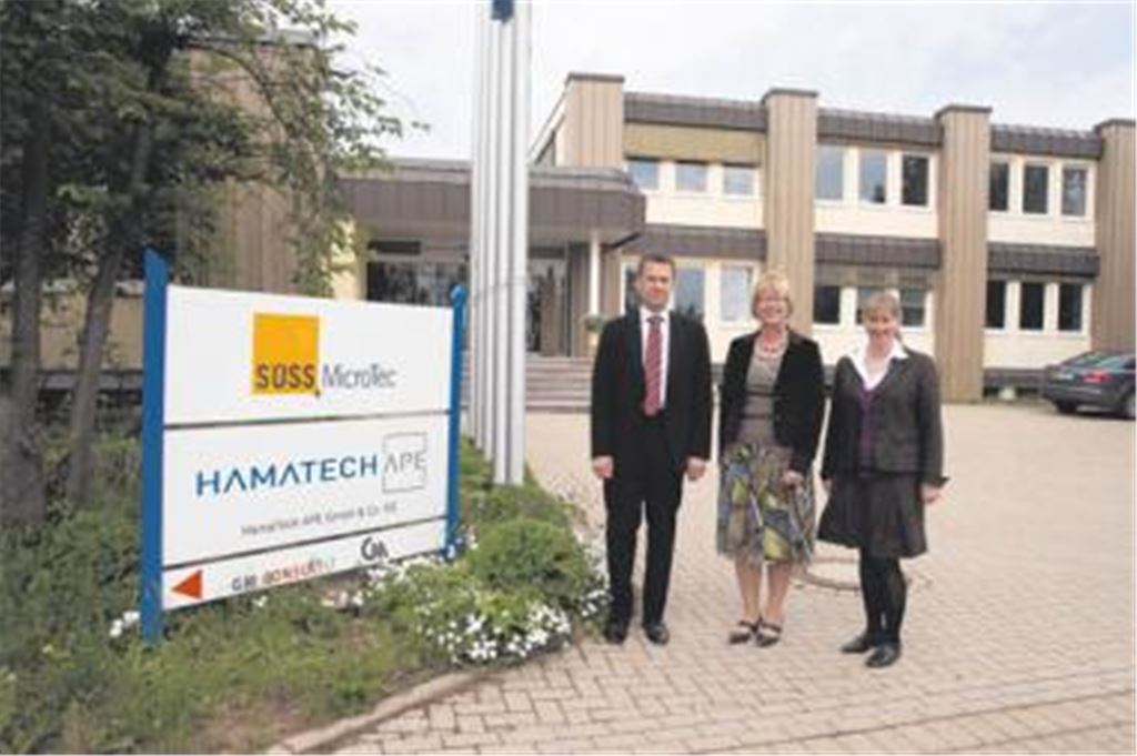 Zuversicht nach Übernahme (v. li.): Süss-Werksleiter Dr. Markus Arendt, Hamatech-Geschäftsführerin Wilma Koolen-Hermkens und die Sternenfelser Bürgermeisterin Sigrid Hornauer.
Foto: Sadler