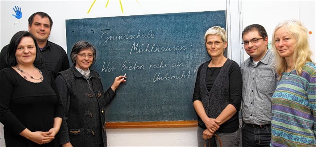 Zuversichtlich: Schulleiterin Susan Jentzsch (3. v. li.) und die Mitstreiter aus dem Förderverein, Oliver Höhner (2. v. re.), Michael Lang und Doréen Höhner (li.), setzen bei ihrem Konzept für eine Nachmittagsbetreuung an der Mühlhäuser Grundschule unter anderem auf eine Partnerschaft mit den Naturparkführerinnen Birgit Walter (re.) und Claudia Leba-Wührl.