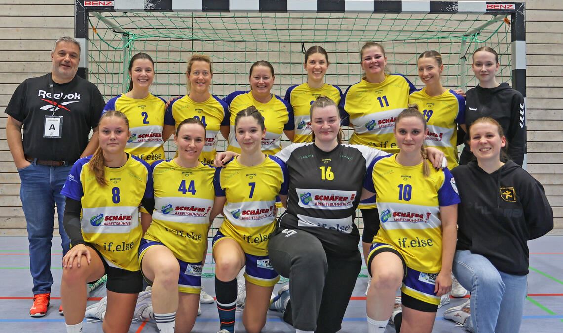 Niefern/Mühlacker bietet dem Tabellenführer die Stirn Zuversichtlich trotz -Auftakt-Niederlage: Trainer Stefan Ermentraut mit seinem Team. Fotos: Müller