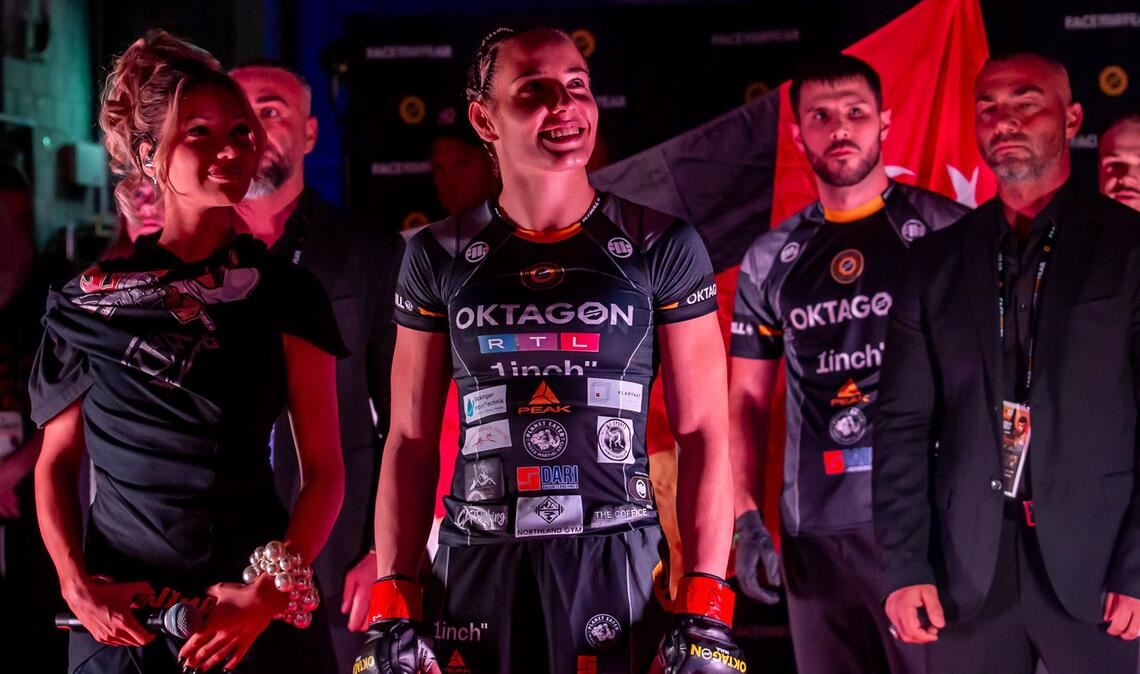 Zuvor hatte Shirin David (li.) einen Gastauftritt übernommen.