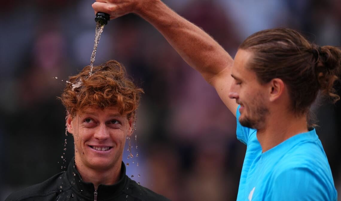 Zverev gratuliert Sinner mit Champagner-Dusche