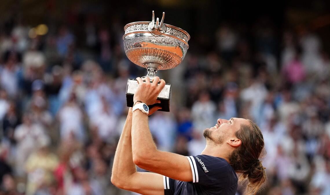 Zverev hat es geschafft – und hält den Pokal in den Händen.