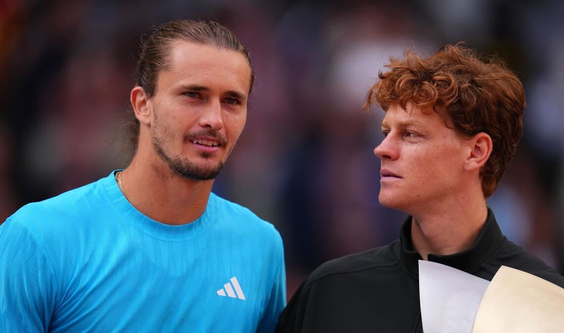Zverev (l) will Sinner nicht schon wieder die Trophäe überlassen. (Archivbild)