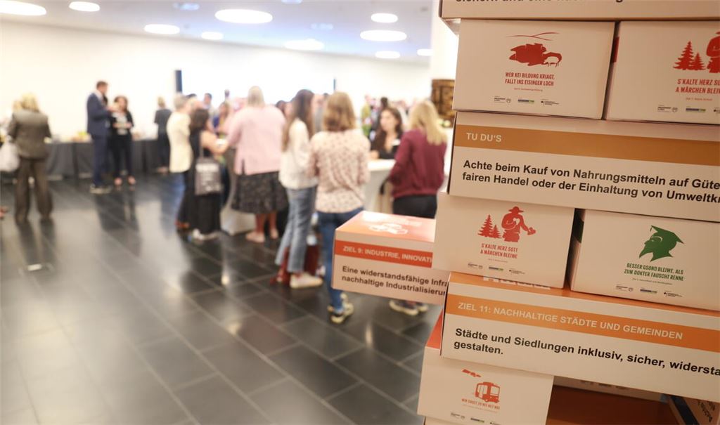 Zwangloser Austausch in den Pausen: Die Klimakonferenz des Enzkreises bringt im Turmquartier in Pforzheim Vertreter aus Politik, Wirtschaft und Verwaltung zusammen. Fotos: Disselhoff