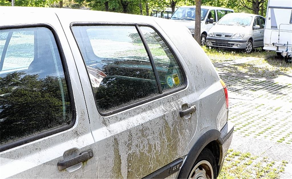 Schrottautos belegen Kliniken-Parkplatz