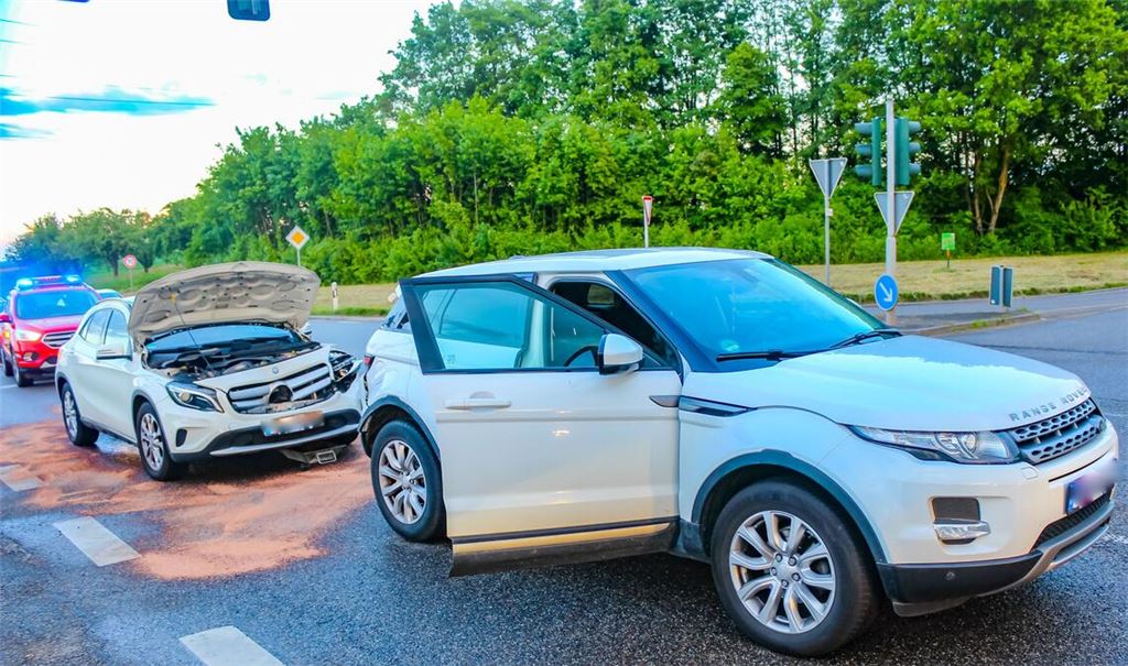 Zwei Autos werden bei einem Auffahrunfall auf der B10 demoliert. Foto: Einsatz-Report 24